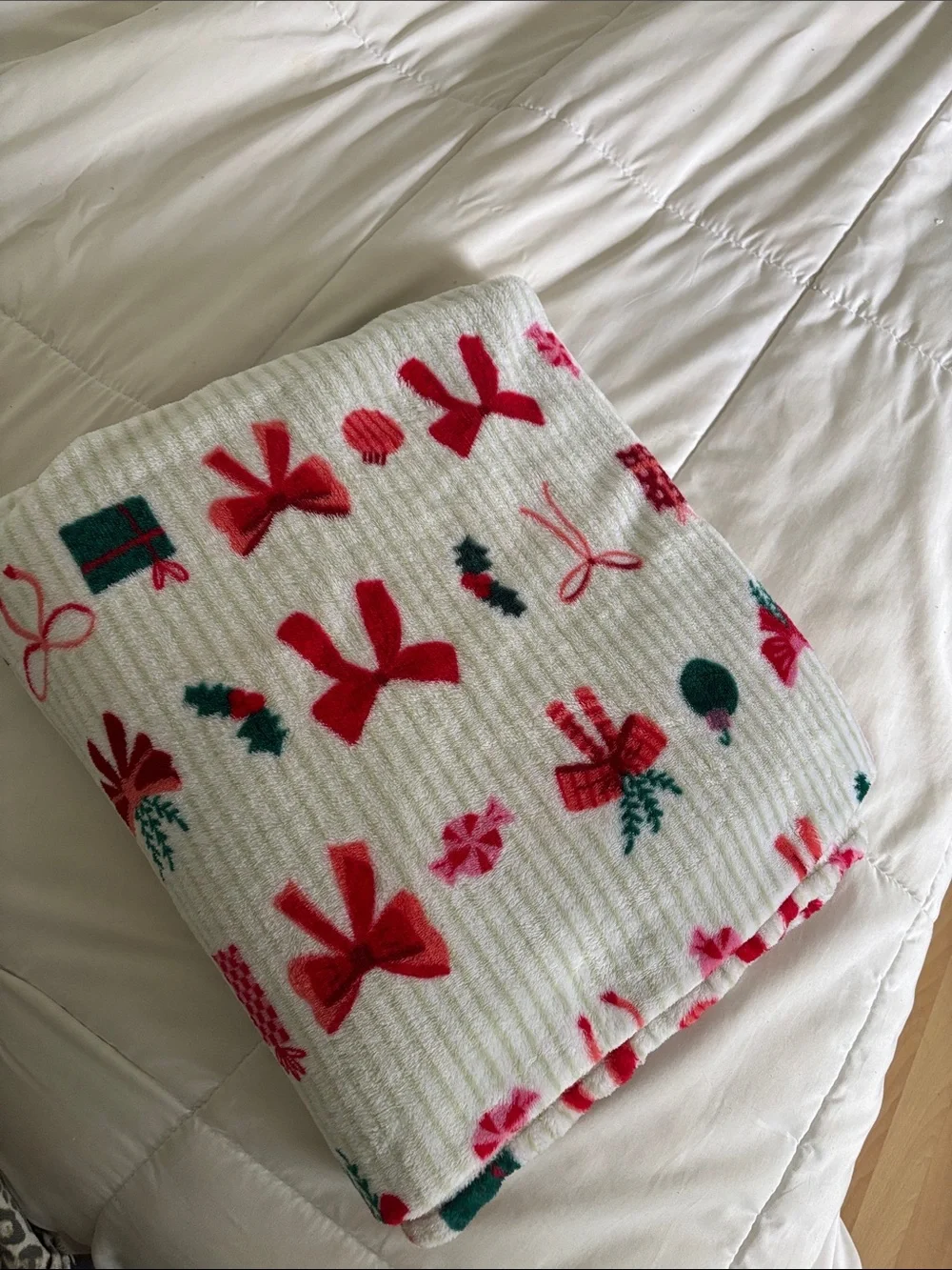 Holiday Bow Print Fleece Throw Blanket - White/Red